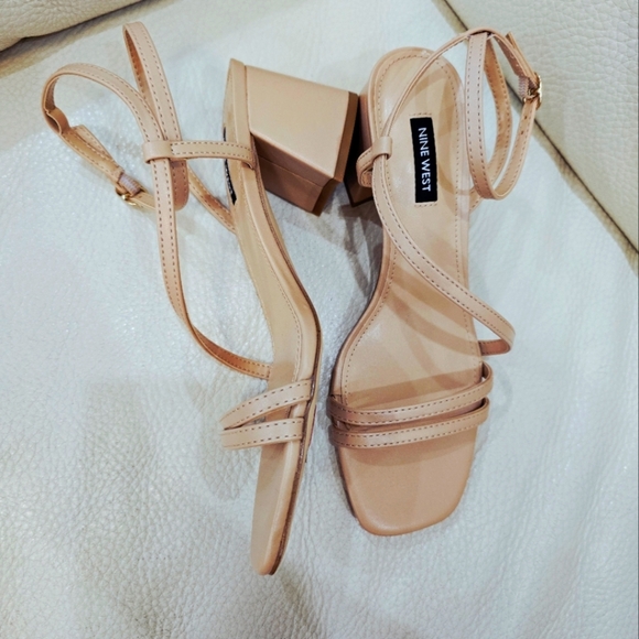 Nine West Beige Tan Strappy Sandals Wide Heel Size 8 - Picture 3 of 9